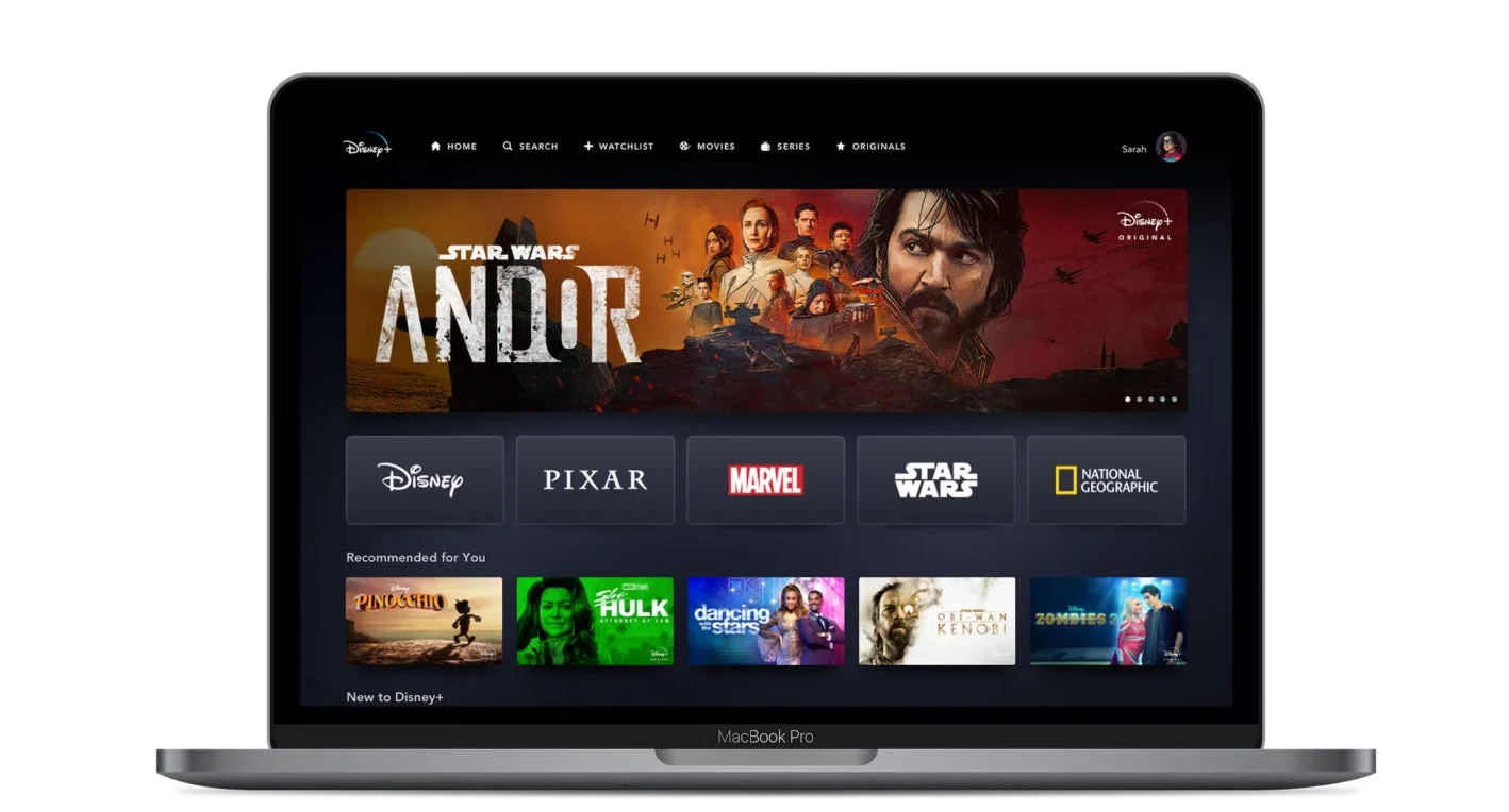 AIの最前線を毎週お届け!購読者8万人の「Mavericks AI ニュース」がGoogleの新エージェントやDisney+のAI戦略を深掘り Disney+のロゴとAIコンテンツ生成のイメージ