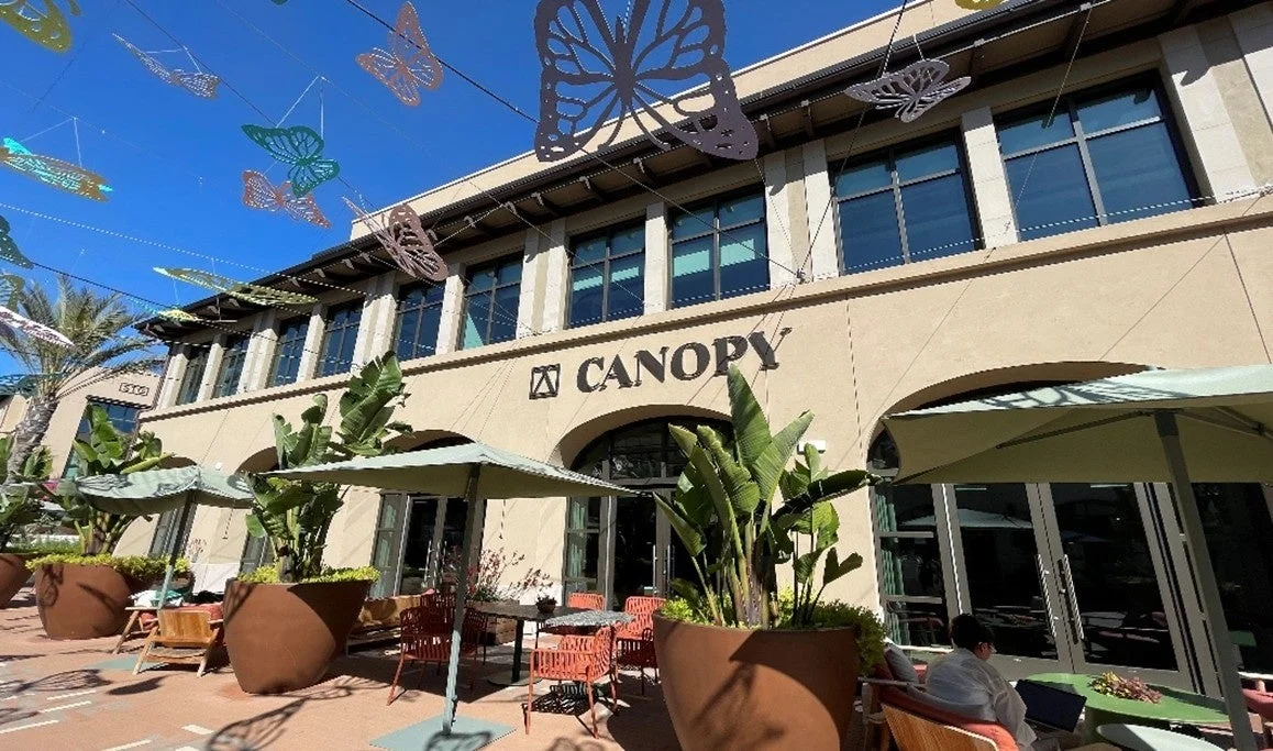 CANOPYというモダンな建物の屋外カフェ