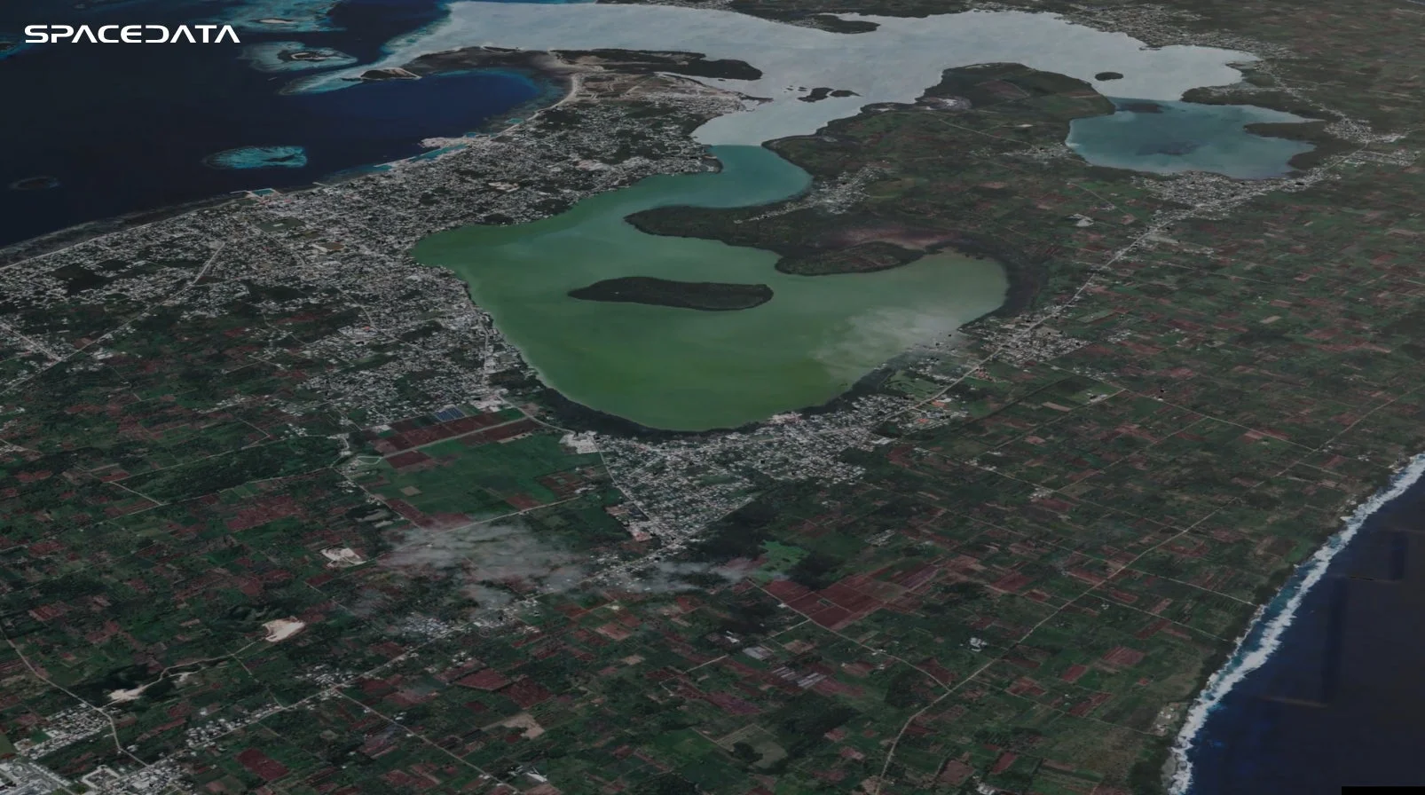 衛星から撮影された沿岸地域の空撮画像