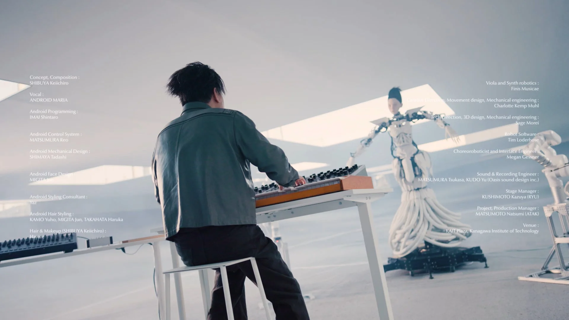 渋谷慶一郎氏とアンドロイド・マリアのパフォーマンス